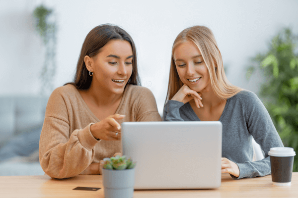 Twee vrouwen zijn een webshop aan het maken