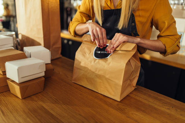 eten inpakken voor bezorging