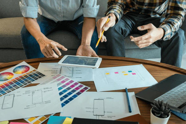 Webdesigners aan het overleggen