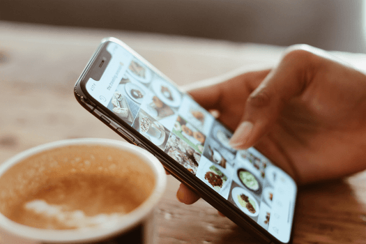 Vrouw scrollend op social media