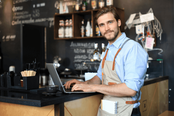 Restaurant eigenaar met zijn website bezig