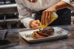 Kok aan het koken in een restaurant