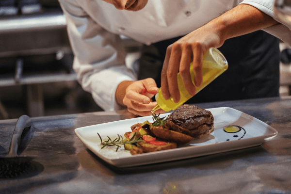 Kok aan het koken in een restaurant