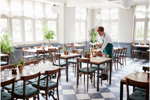 Ober tafels aan het opmaken