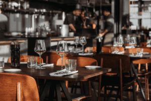 Tafels gedekt in een restaurant
